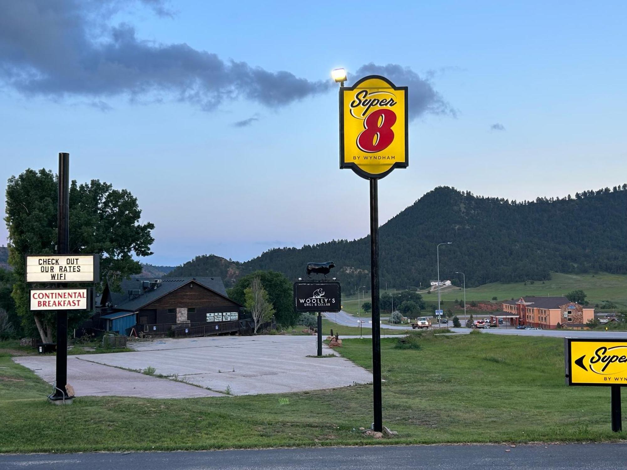 Super 8 By Wyndham Hot Springs Μοτέλ Εξωτερικό φωτογραφία