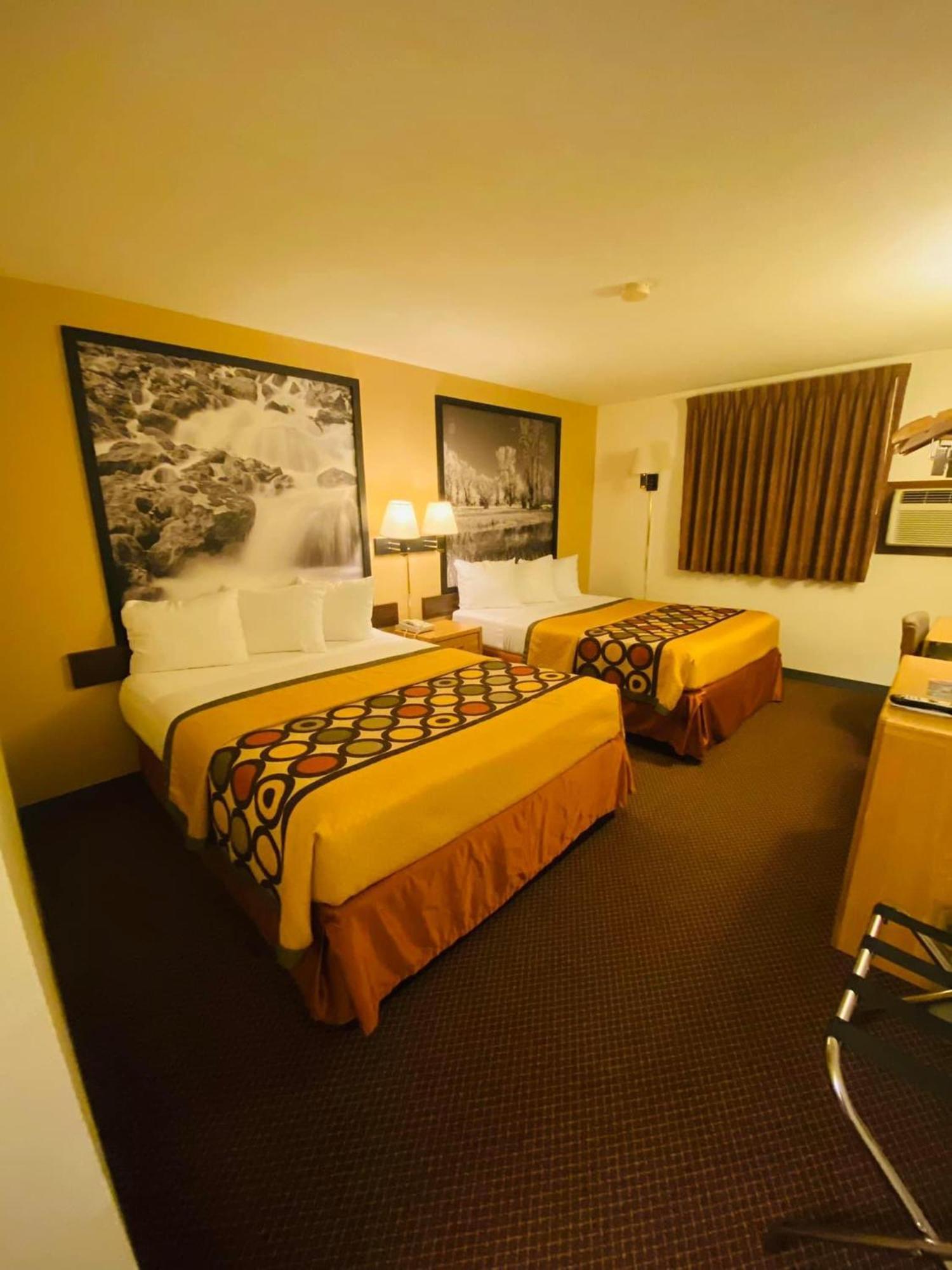 Super 8 By Wyndham Hot Springs Μοτέλ Εξωτερικό φωτογραφία
