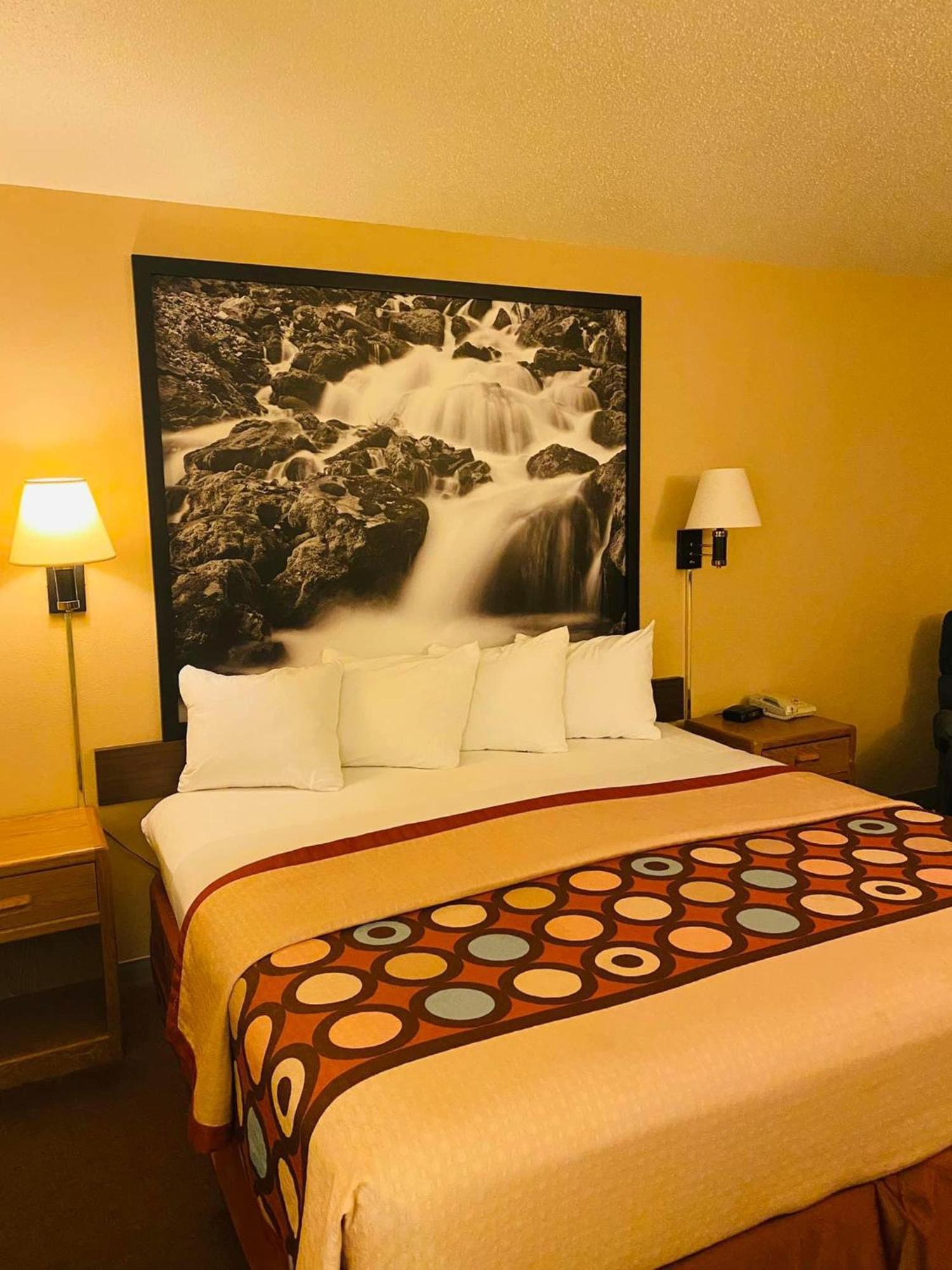 Super 8 By Wyndham Hot Springs Μοτέλ Εξωτερικό φωτογραφία